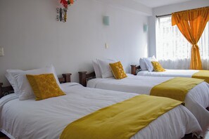 Cubrecamas, minibar, escritorio y espacio para trabajar con laptop 