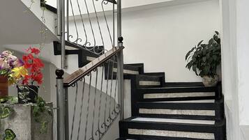 Escaleras con barandal