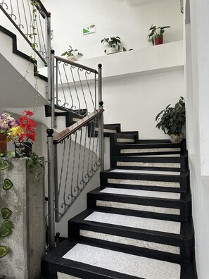 Handrails in stairways - Hotel Royal Suite (Manizales)