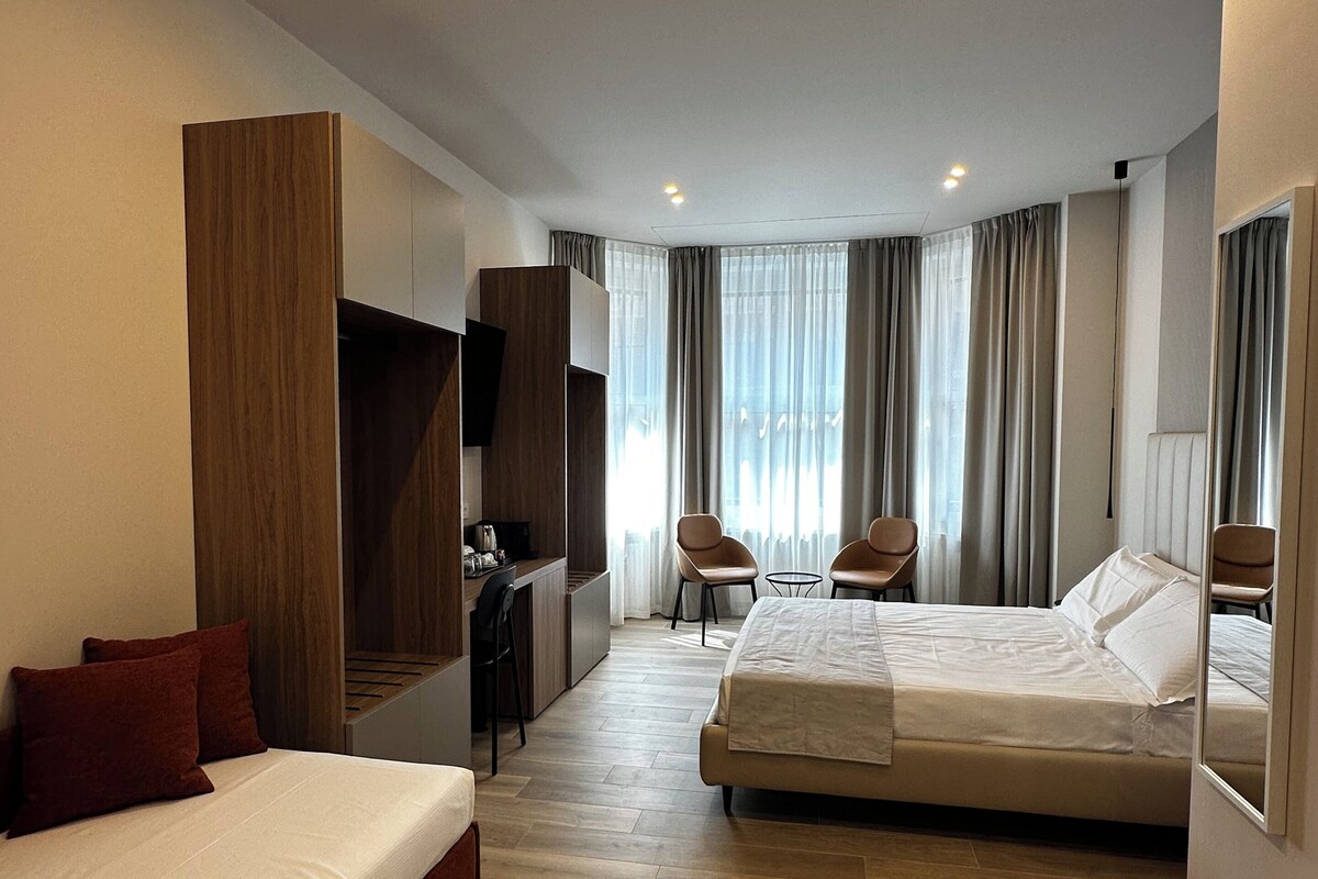 Comfort driepersoonskamer, uitzicht op de stad | Italiaanse Frette-lakens, luxe beddengoed, donsdekens, pillowtop-bedden