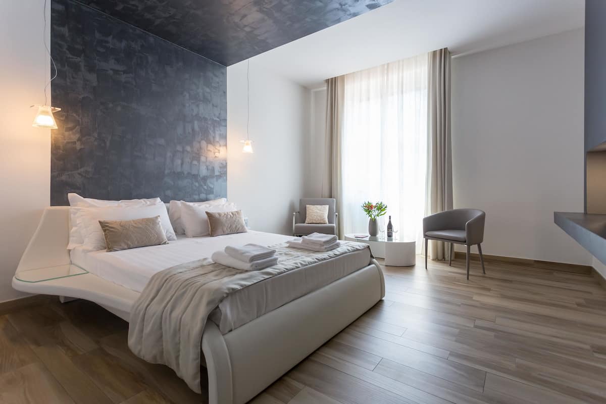 Deluxe Apartment, Jetted Tub | 1 bedroom, Egyptian cotton sheets, premium bedding, down duvets