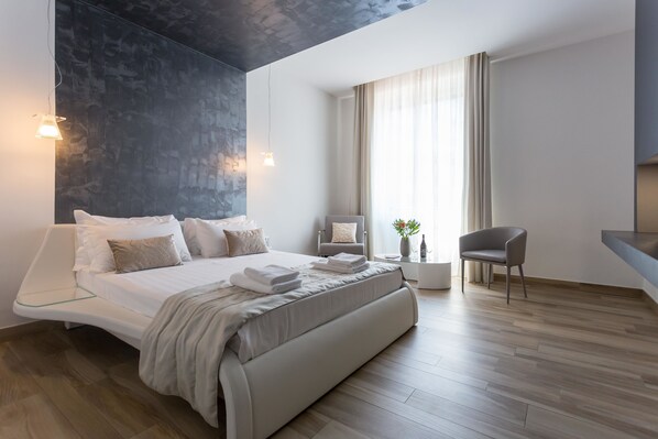 Deluxe Apartment, Jetted Tub | Frette Italian sheets, premium bedding, down comforters, pillowtop beds - ApartHotel Durini (Milan)