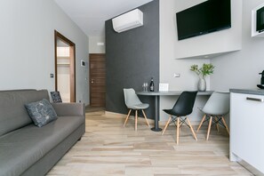 Deluxe Apartment, 1 Queen Bed with Sofa bed, Jetted Tub | Living area | 48-inch flat-screen TV with digital channels, TV - ApartHotel Durini (Milan)