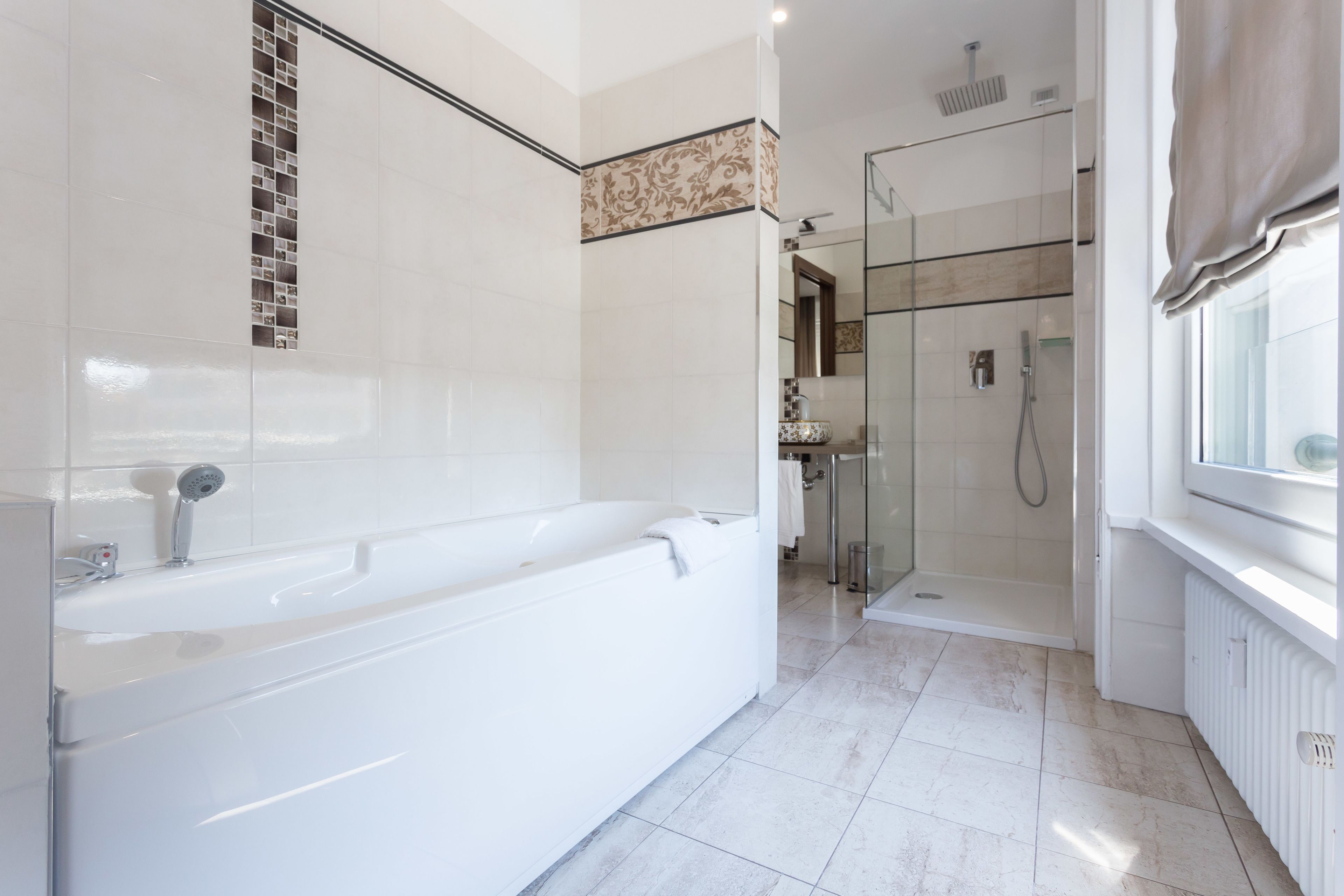 Superior-Apartment, 2 Einzelbetten, Whirlpool | Badezimmer | Kostenlose Toilettenartikel, Haartrockner, Hausschuhe, Handtücher