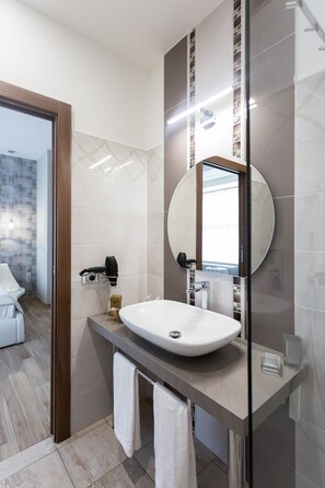 Apartamento | Banheiro | Produtos de toalete grátis, secador de cabelo, chinelos