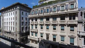 Un immeuble à plusieurs étages, de style architectural classique, doté de grandes fenêtres et de balcons.