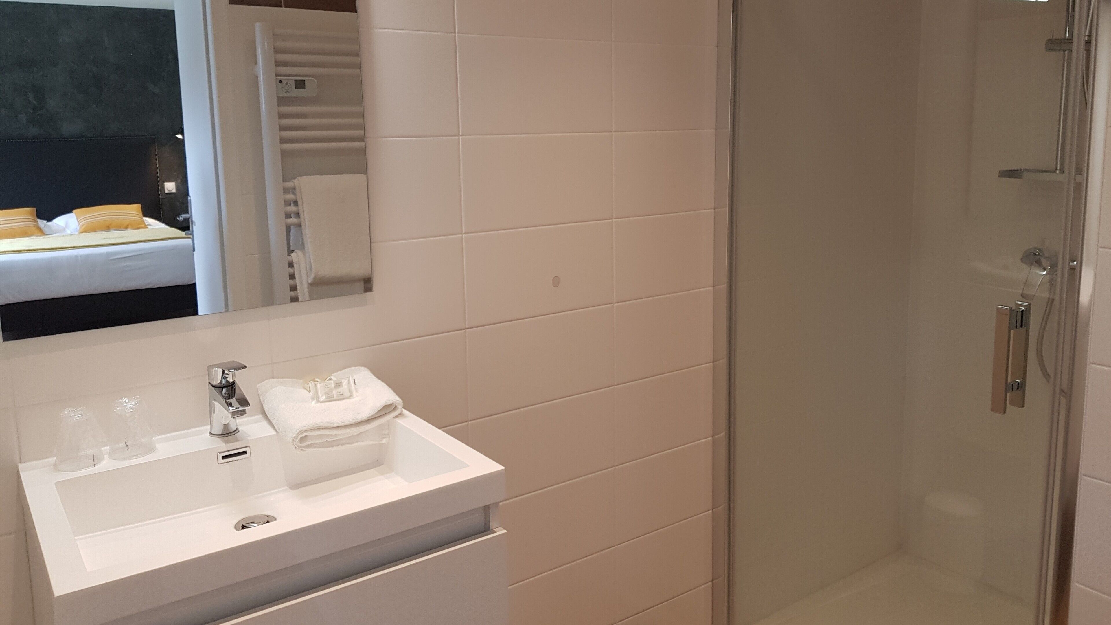 triple room | bathroom | free toiletries, hair dryer, towels