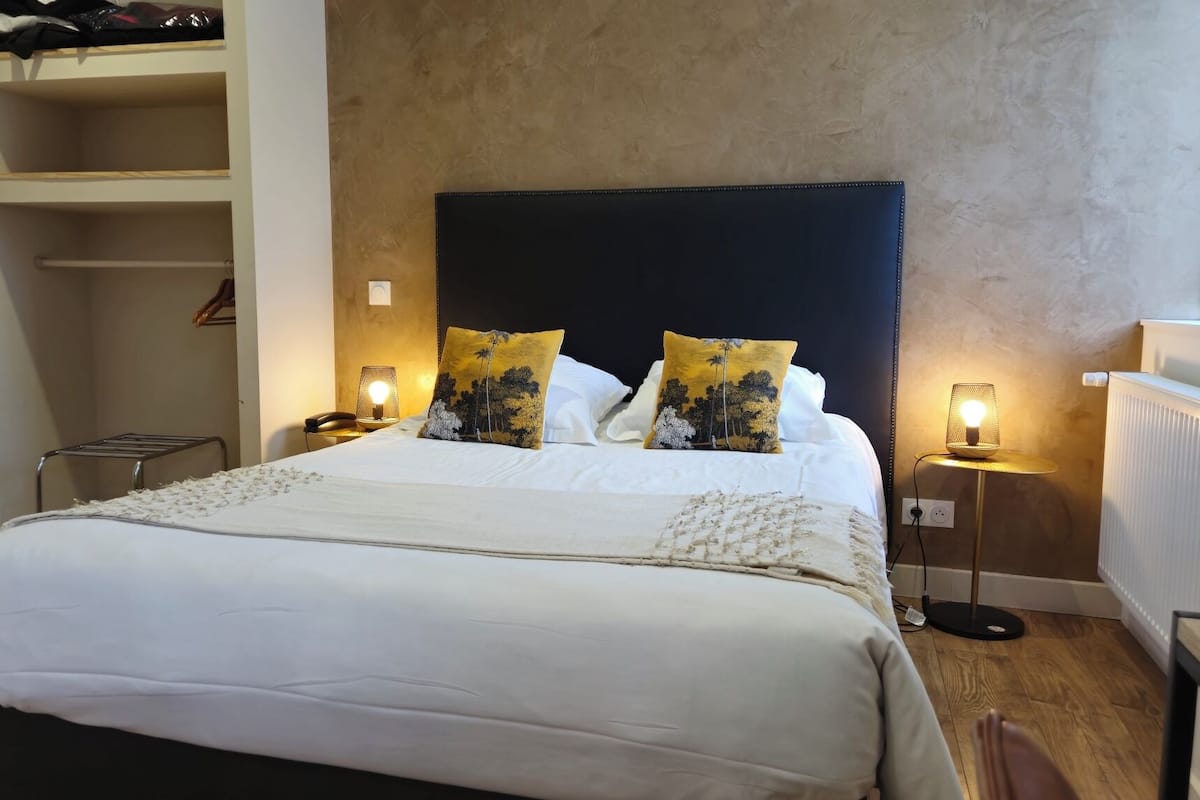 standard triple room | 1 bedroom, premium bedding, desk, iron/ironing board