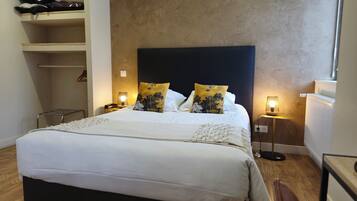 Standaard driepersoonskamer | Luxe beddengoed, een bureau, een strijkplank/strijkijzer, gratis wifi