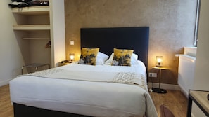 Standaard driepersoonskamer | Luxe beddengoed, een bureau, een strijkplank/strijkijzer, gratis wifi