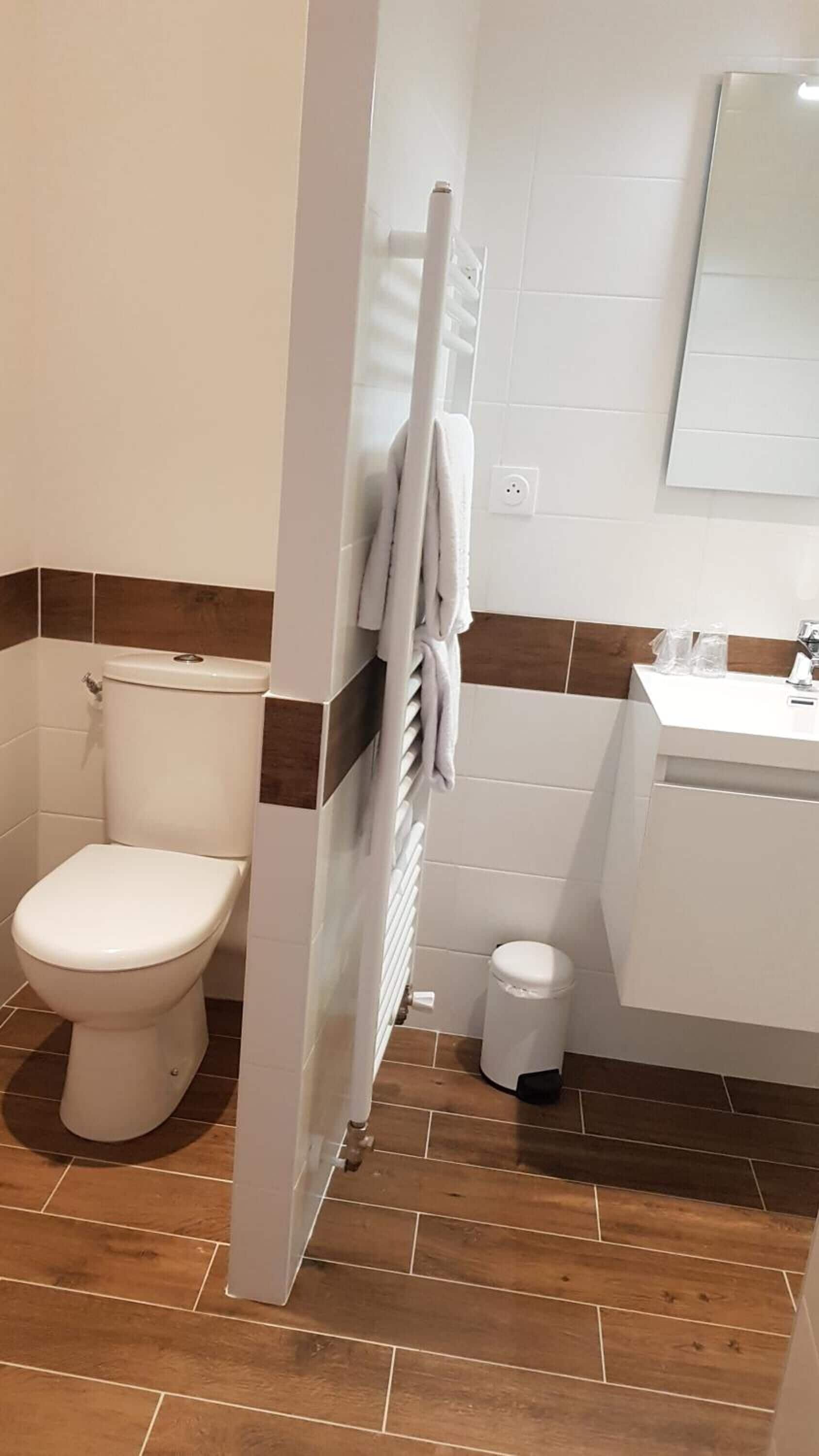 comfort double room | bathroom | free toiletries, hair dryer, towels