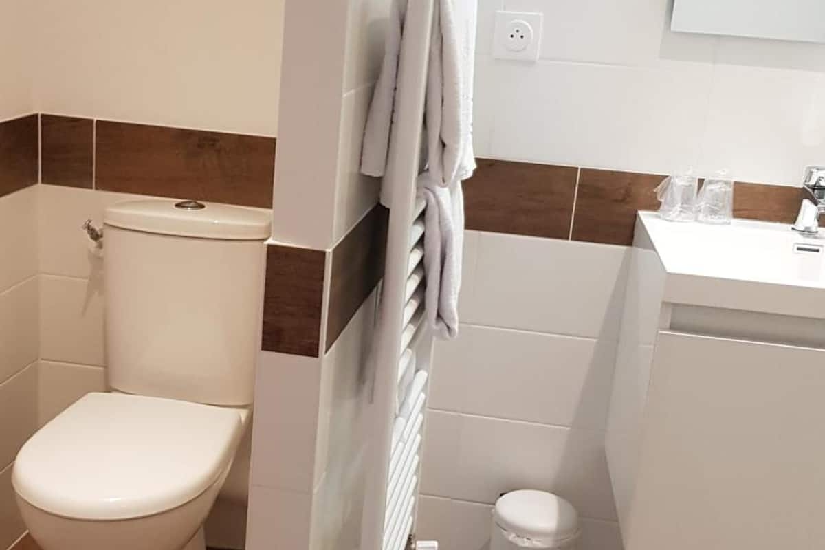 comfort double room | bathroom | free toiletries, hair dryer, towels