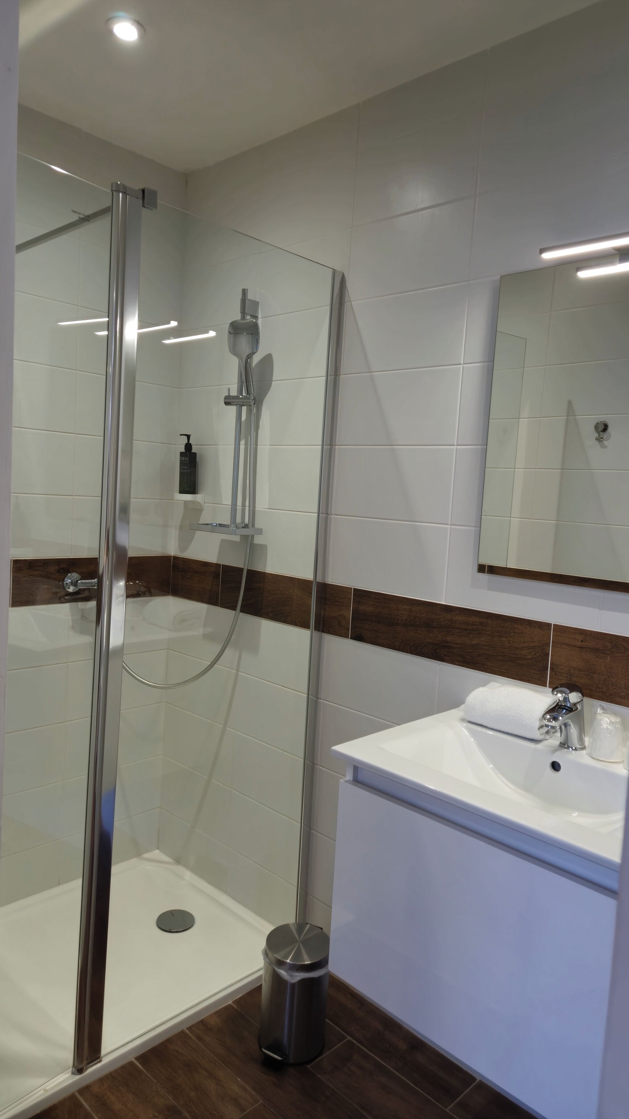 standard triple room | bathroom | free toiletries, hair dryer, towels