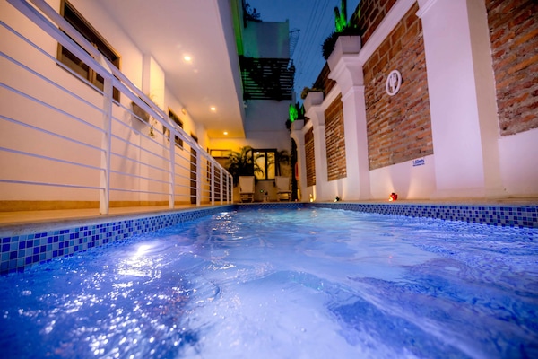 2 albercas al aire libre