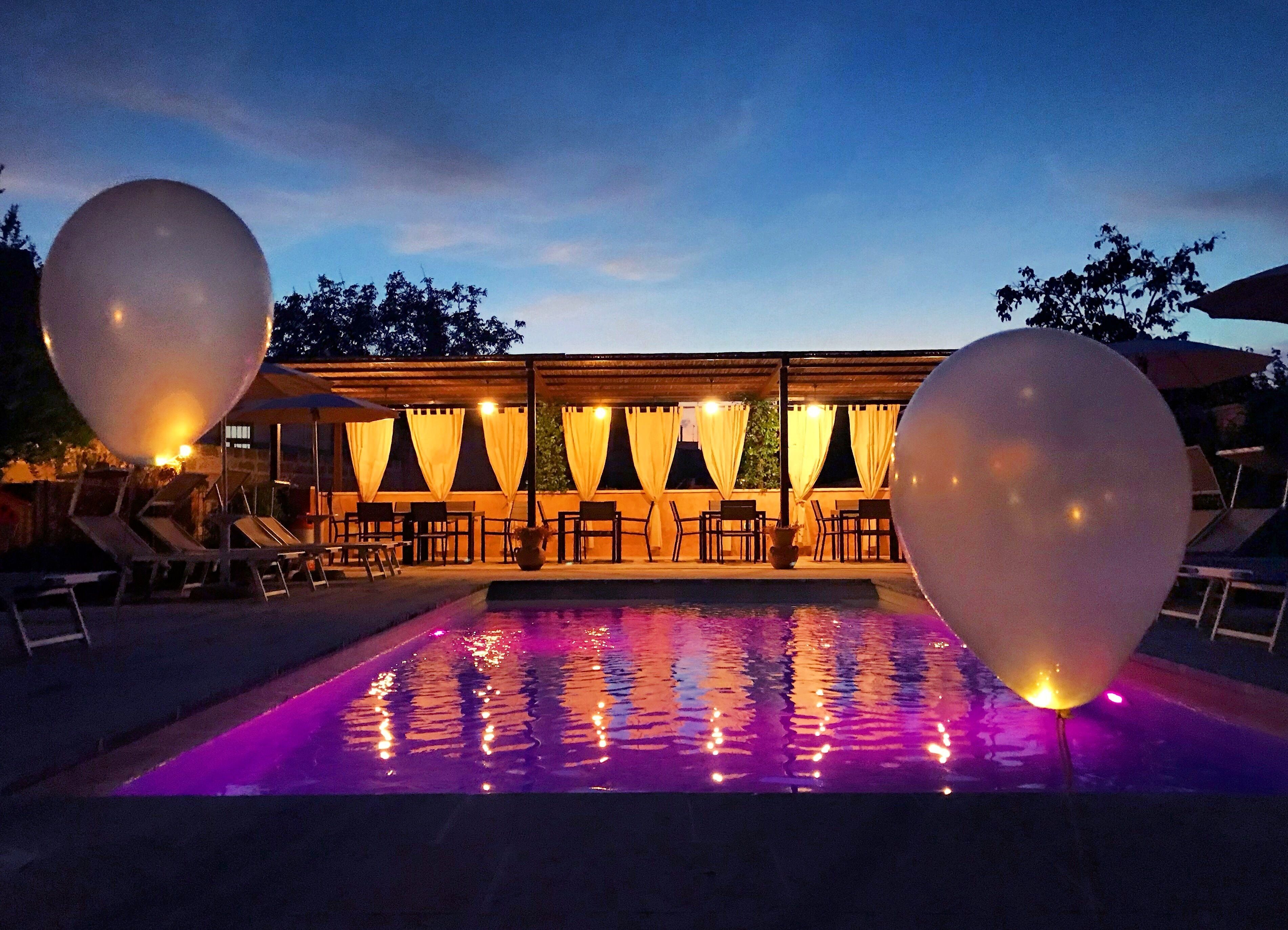 Piscine extérieure (ouverte en saison), parasols de plage