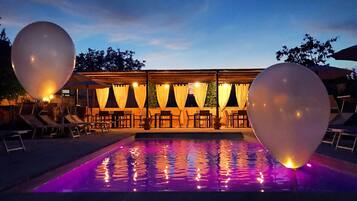 Piscine extérieure (ouverte en saison), parasols de plage
