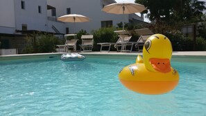 Seasonal outdoor pool, pool umbrellas, pool loungers - La Corte dei Colori (Spongano)