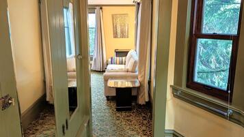Deluxe Room, 1 King Bed, Ensuite | 1 bedroom, individually decorated, individually furnished, desk