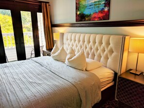 Deluxe Suite, 1 King Bed, Ensuite | Individually decorated, individually furnished, desk, laptop workspace - Evermore Guesthouse (Portland)