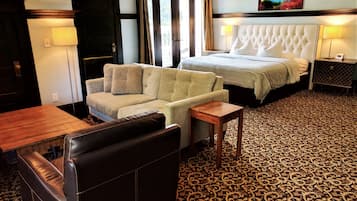 Deluxe Suite, 1 King Bed, Ensuite | Living area