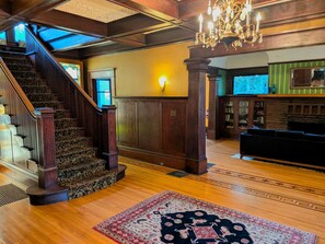 Interior entrance - Evermore Guesthouse (Portland)