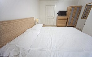 Double Room | Iron/ironing board, free wired Internet, bed sheets - Quarrie House B&B (Cramlington)