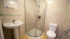 Iron/ironing board (on request), bed sheets - Quarrie House B&B (Cramlington)