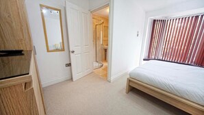 Single Room | Iron/ironing board (on request), bed sheets - Quarrie House B&B (Cramlington)