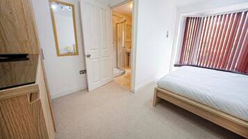 Single Room | Iron/ironing board, free wired internet, bed sheets