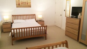 Family Suite | Iron/ironing board (on request), bed sheets - Quarrie House B&B (Cramlington)