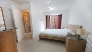 Iron/ironing board (on request), bed sheets - Quarrie House B&B (Cramlington)