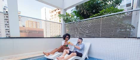 Piscine extérieure, chaises longues