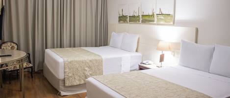 Suítes Luxo 2nd floor | Minibar, desk, blackout drapes, free WiFi