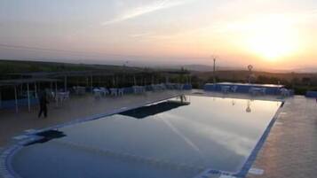 Outdoor pool, an infinity pool