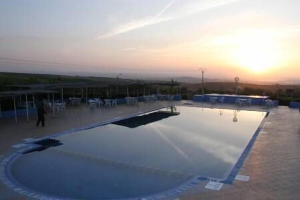 Piscine extérieure, piscine à débordement