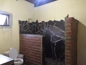 Maison, 1 très grand lit et 1 canapé-lit | Salle de bain | Douche, serviettes fournies