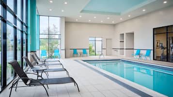 Innenpool, geöffnet von 07:00 Uhr bis 23:00 Uhr, Liegestühle