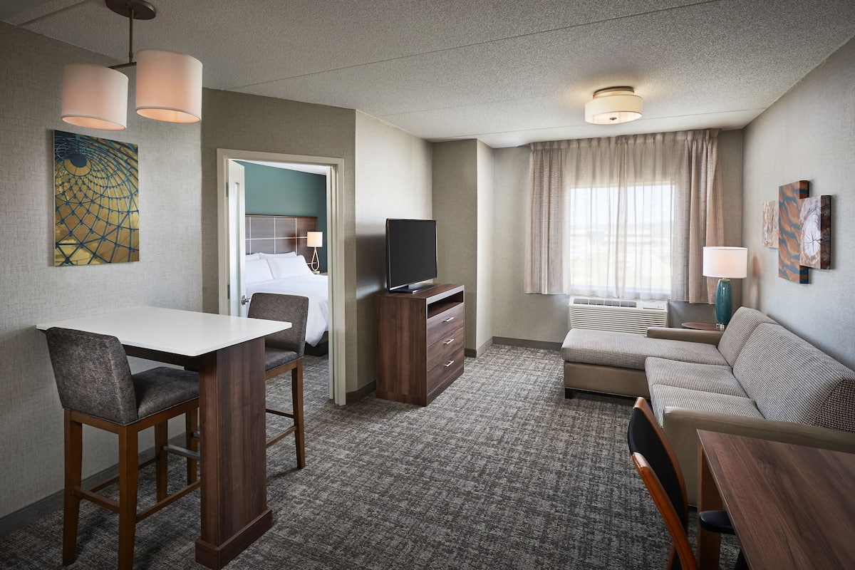 1 bedroom, hypo-allergenic bedding, desk, laptop workspace