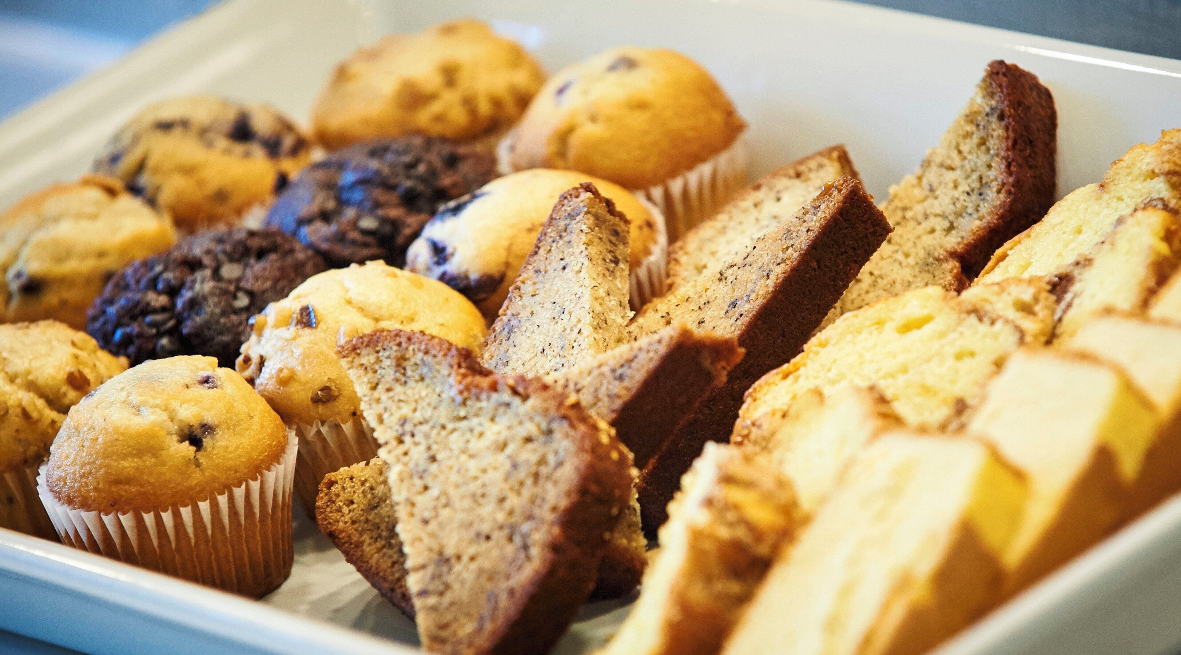 Un plateau contenant un assortiment de muffins et de pains.
