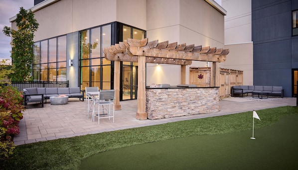 Terrace/patio - Staybridge Suites Niagara-On-The-Lake by IHG (Niagara-on-the-Lake)