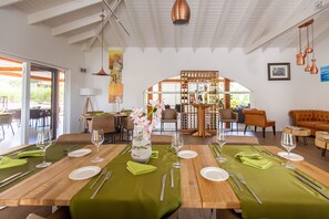 Serveert lunch en diner, internationale gerechten