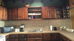 Cafetera/tetera, refrigerador con freezer, microondas, horno