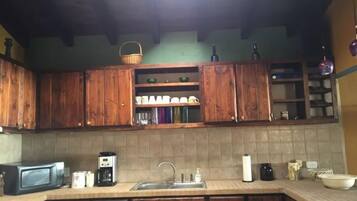 Casa, 2 habitaciones | Cocina privada | Refrigerador con congelador, microondas, horno y parrilla de estufa