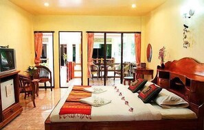 Double Bungalow With Sea View | Desk, blackout drapes, free WiFi
