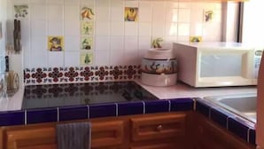 Casa | Cocina privada | Cafetera o tetera, frigorífico grande, microondas y placa de cocina