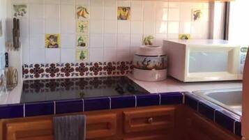 Casa | Cocina privada | Refrigerador con congelador, microondas y parrilla de estufa