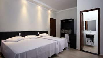 Minibar, bureau, rideaux occultants, fer et planche Ă repasser
