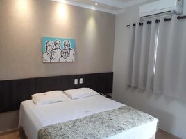 Minibar, escritorio, cortinas blackout y tabla de planchar con plancha 