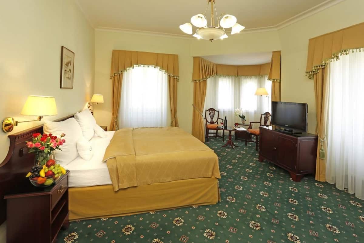 Minibar, in-room safe, desk, blackout drapes