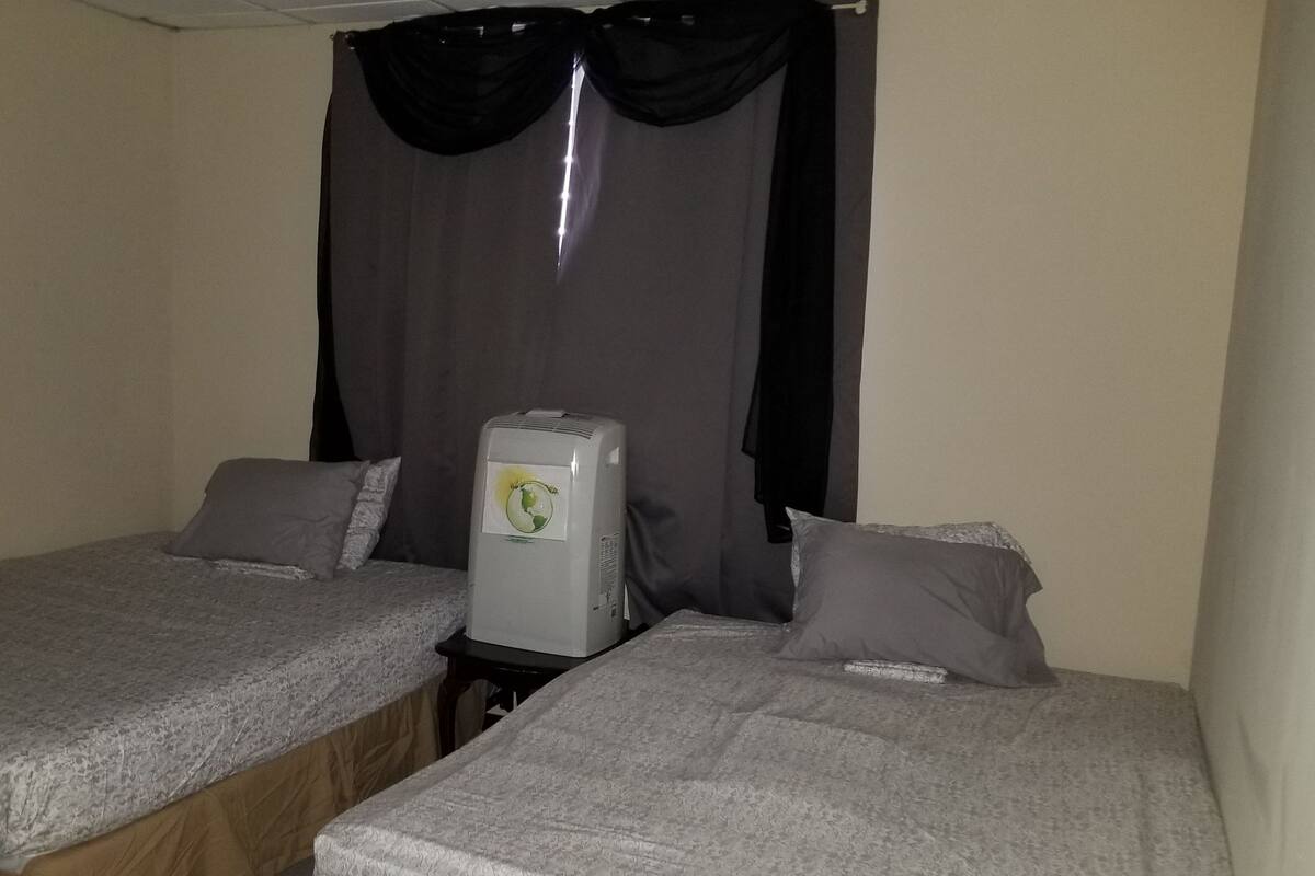 Suite panorámica, 1 habitación, vistas al mar, frente al mar | 1 dormitorio, ropa de cama de alta calidad, caja fuerte y escritorio